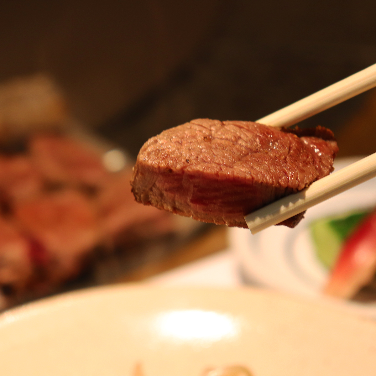 ステーキハウス響の目の前でシェフが焼く鉄板ステーキの厳選国産牛肉